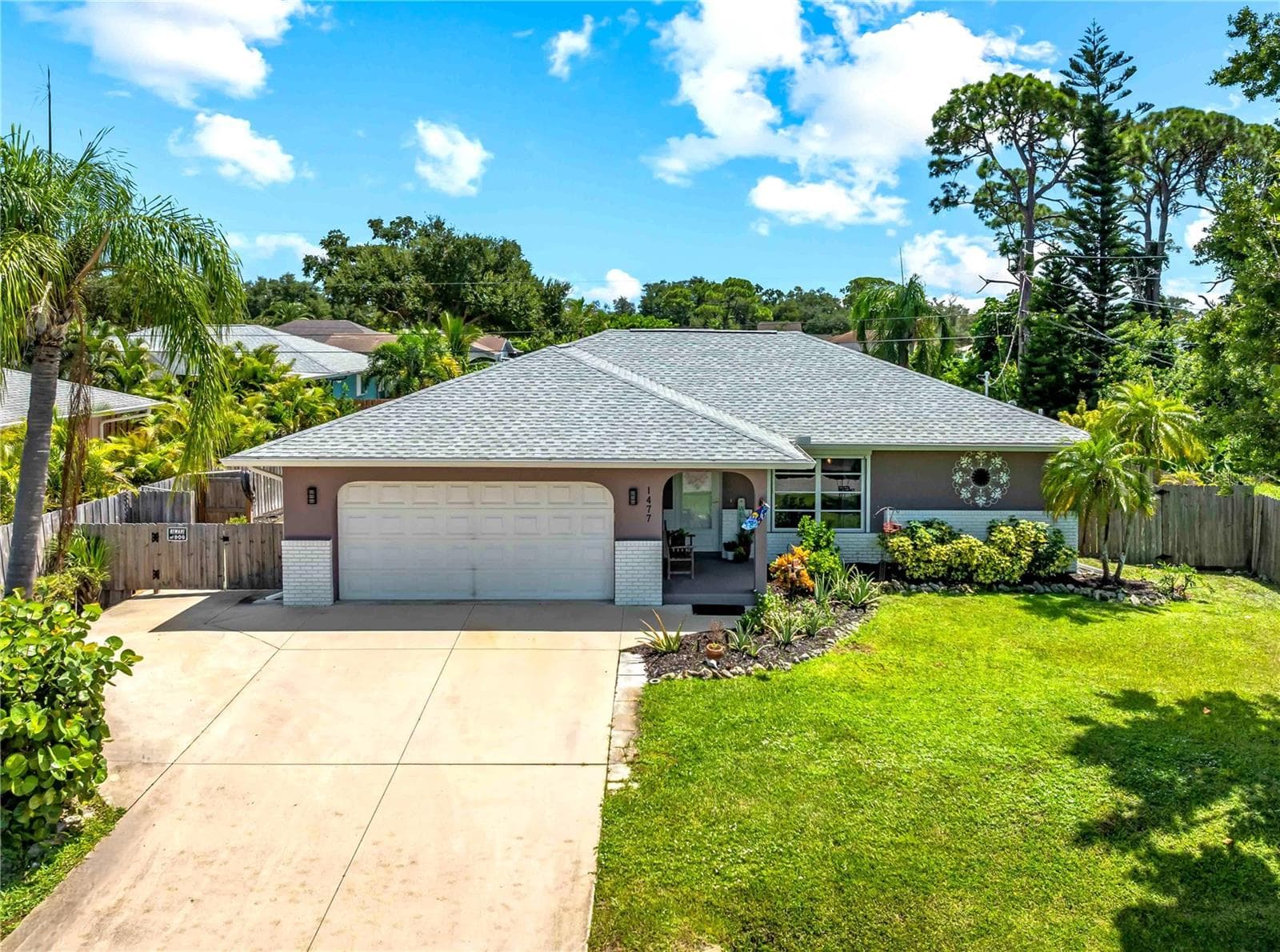 Fully fenced side and back yard - 1477 HUDSON RD, VENICE