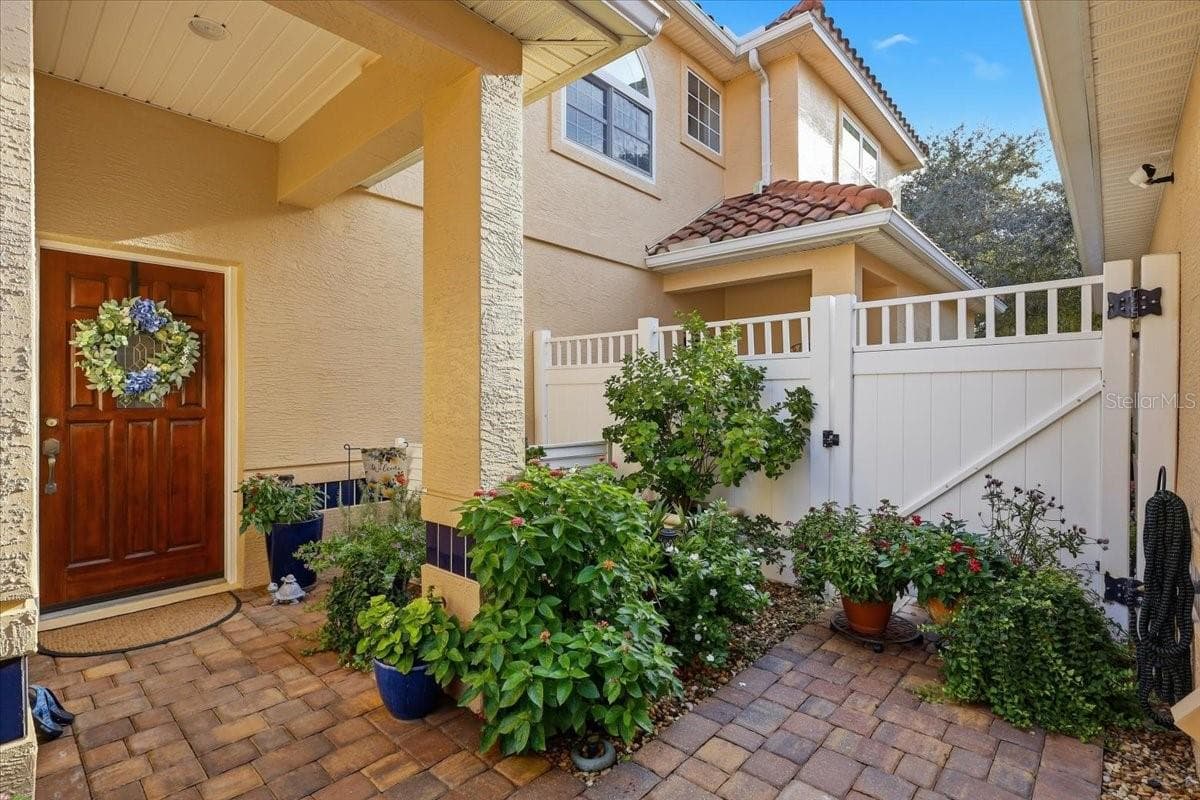 Private front courtyard patio - 2 MARINA POINT PL, PALM COAST