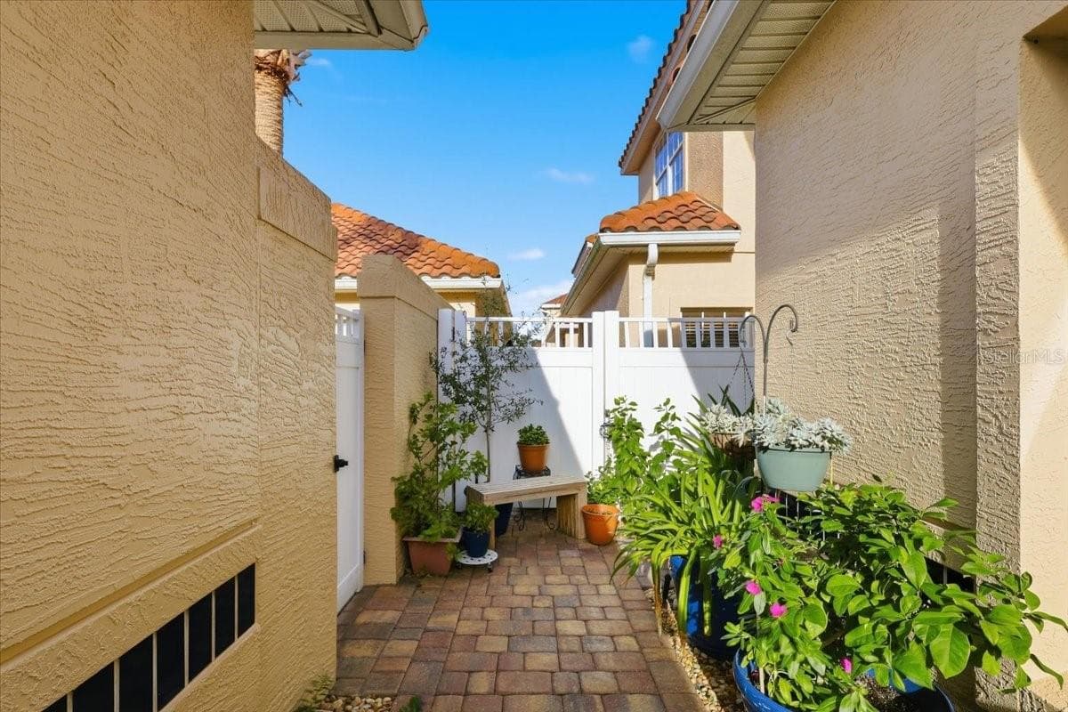 Private side courtyard patio - 2 MARINA POINT PL, PALM COAST