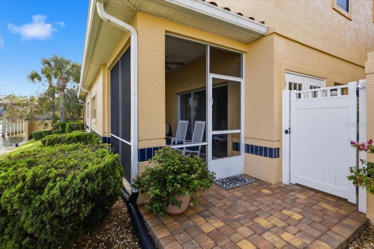 Private outdoor water front patio - 2 MARINA POINT PL, PALM COAST