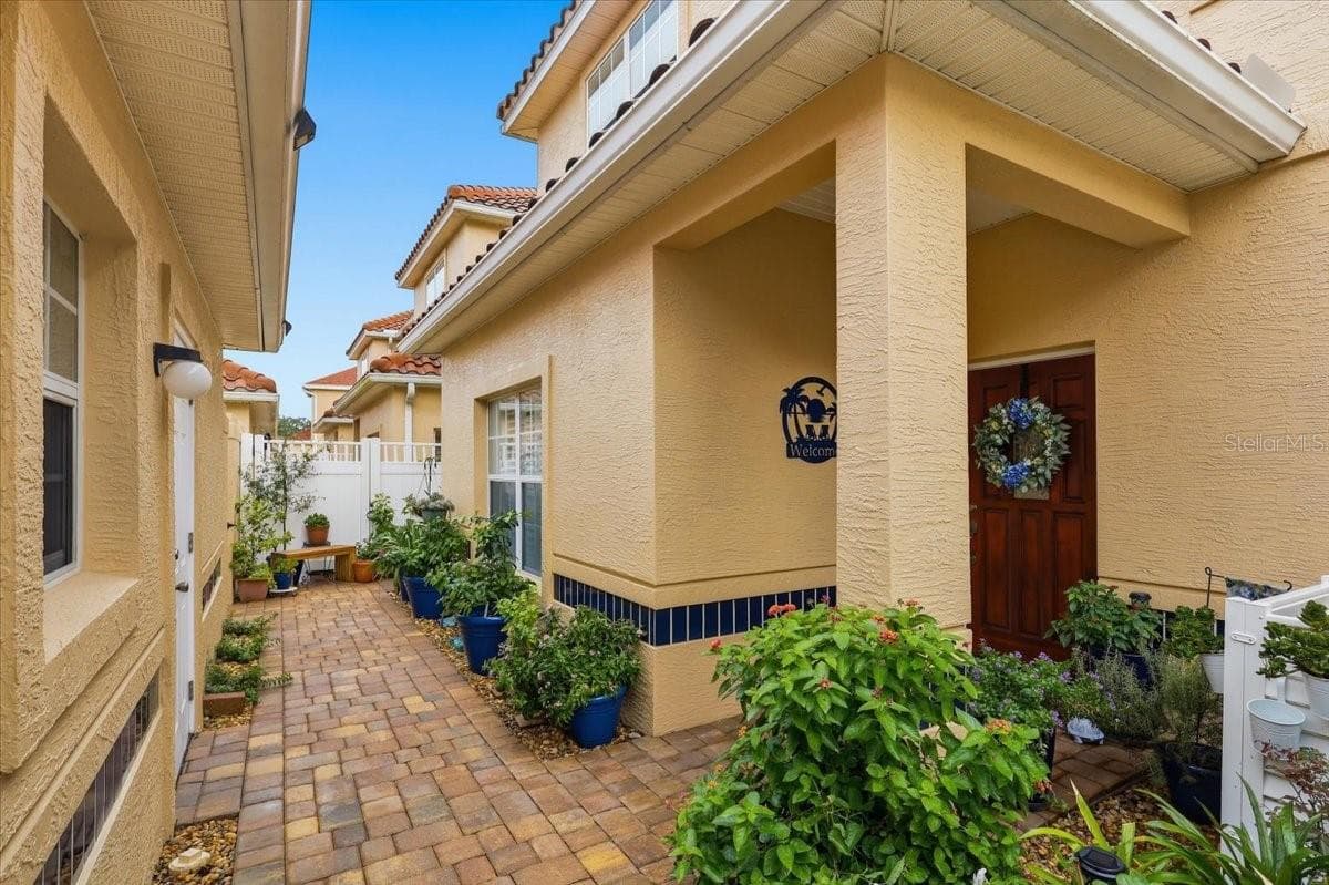 Private entrance from courtyard - 2 MARINA POINT PL, PALM COAST