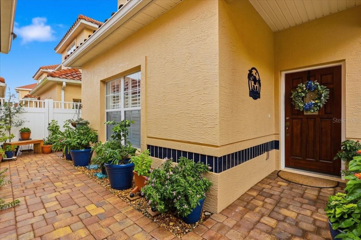 Beautiful courtyard - 2 MARINA POINT PL, PALM COAST