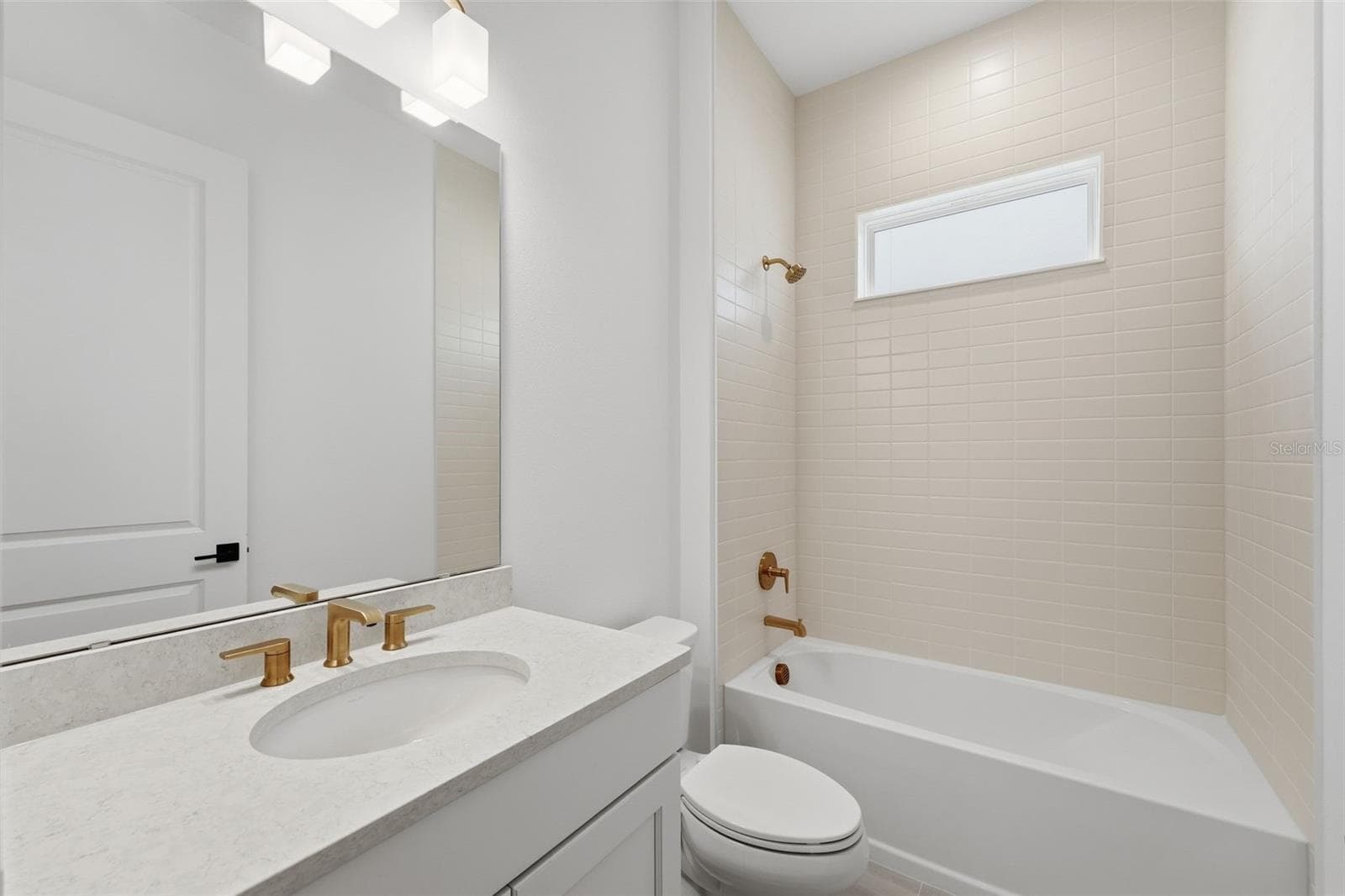 Hall bathroom - 1389 PINECLIFF DR, APOPKA