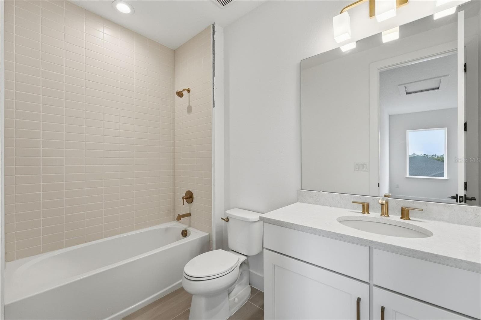 Full bathroom on second floor - 1389 PINECLIFF DR, APOPKA