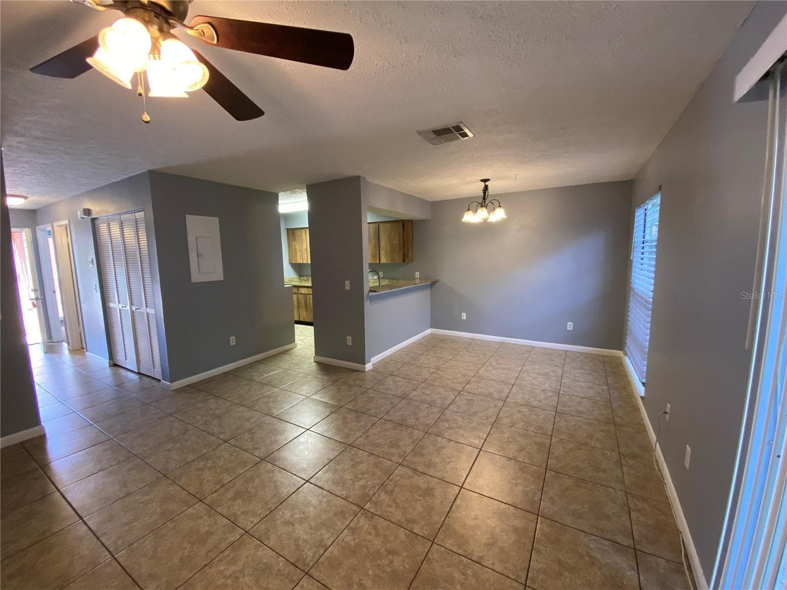 Townhouse at 9459 FOREST HILLS CIR, TAMPA, photo 6 of 32
