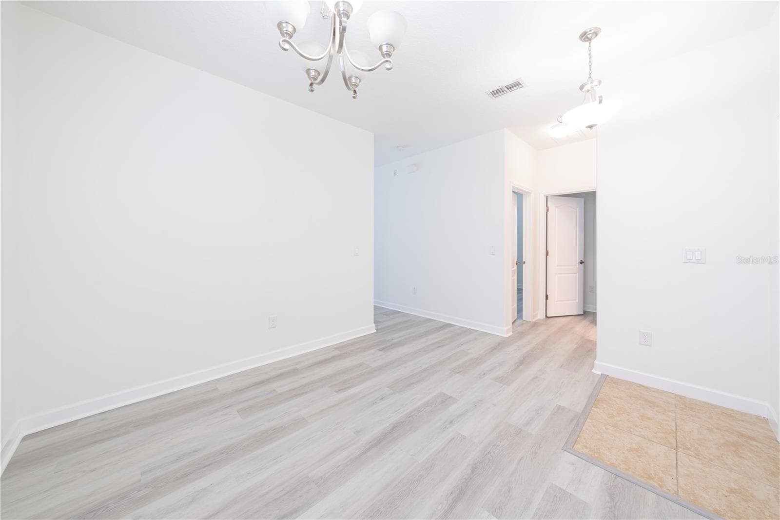 Single Family Residence at 15663 SIGNATURE DR, WINTER GARDEN, photo 2 of 19