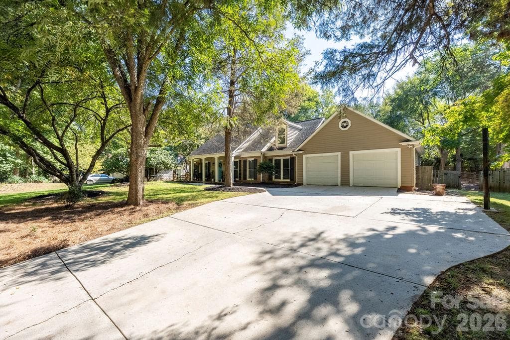 Single Family Residence at 9423 Whitethorn Drive, Charlotte, photo 8 of 46