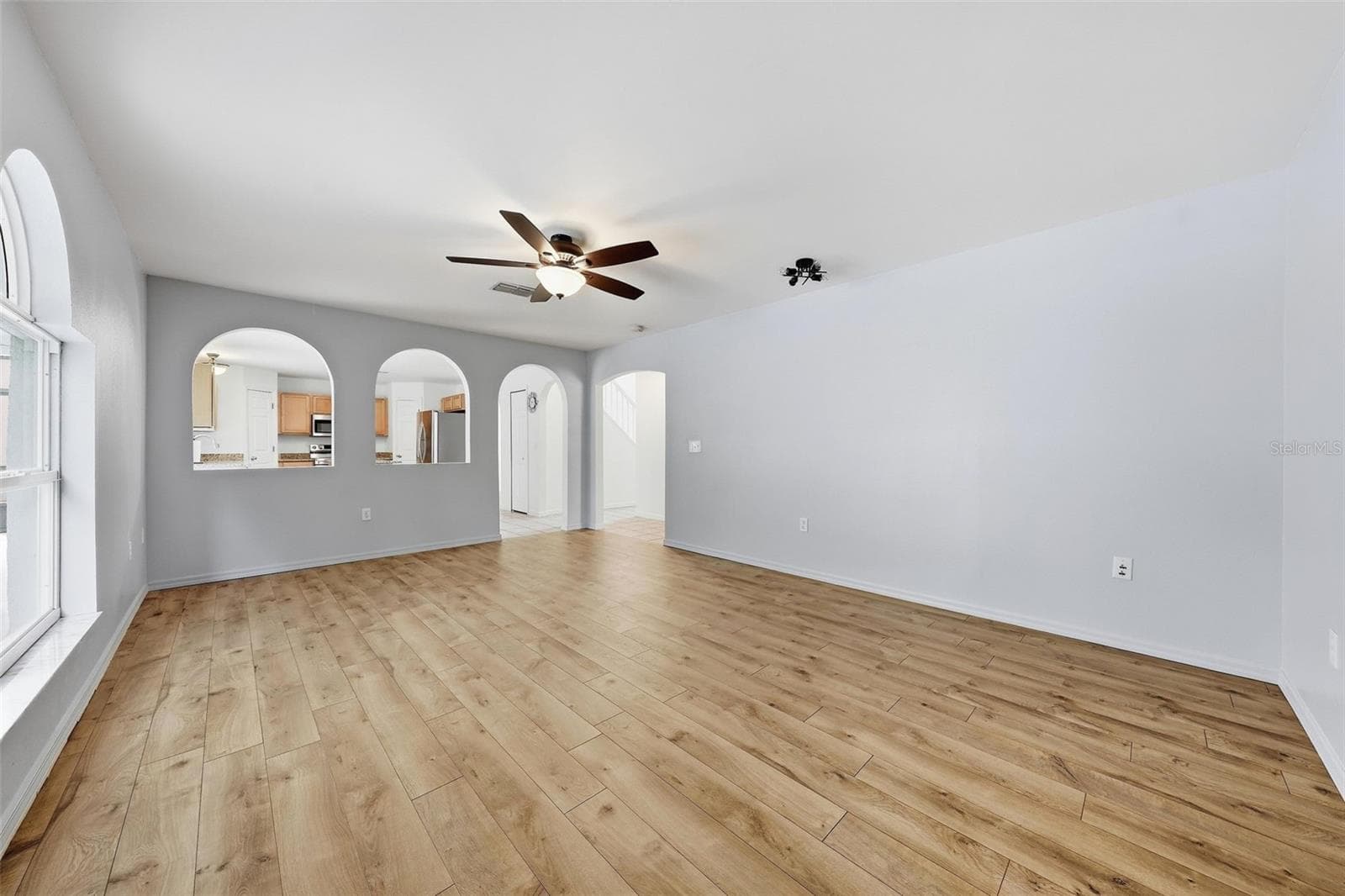 Family Room looks back onto the Kitchen and Breakfast Room - 6526 POMEROY CIR, ORLANDO