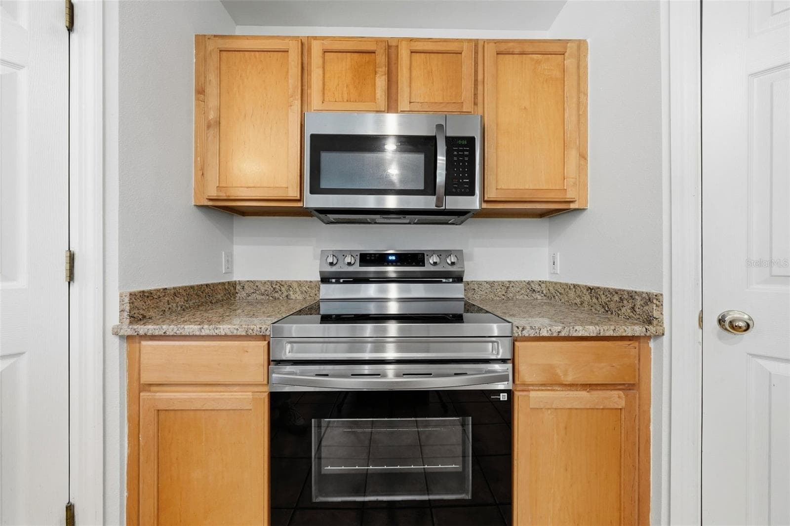 Pantries on both sides of the Stove - 6526 POMEROY CIR, ORLANDO
