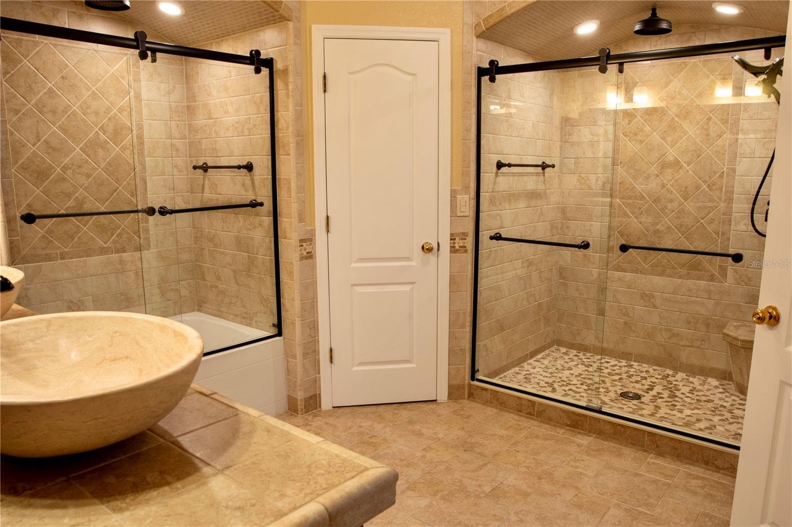 Primary Bathroom Glass Door Tub & Glass Door Shower - 6093 VELVET LOOP, LAKELAND