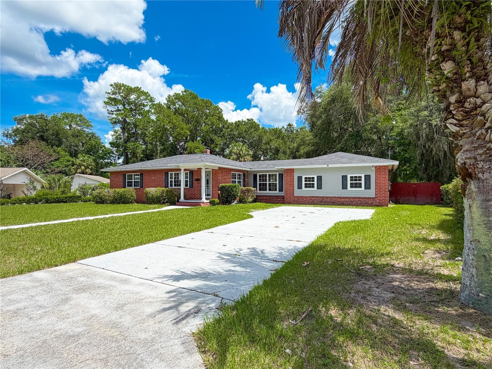 709 NW PALM DR
