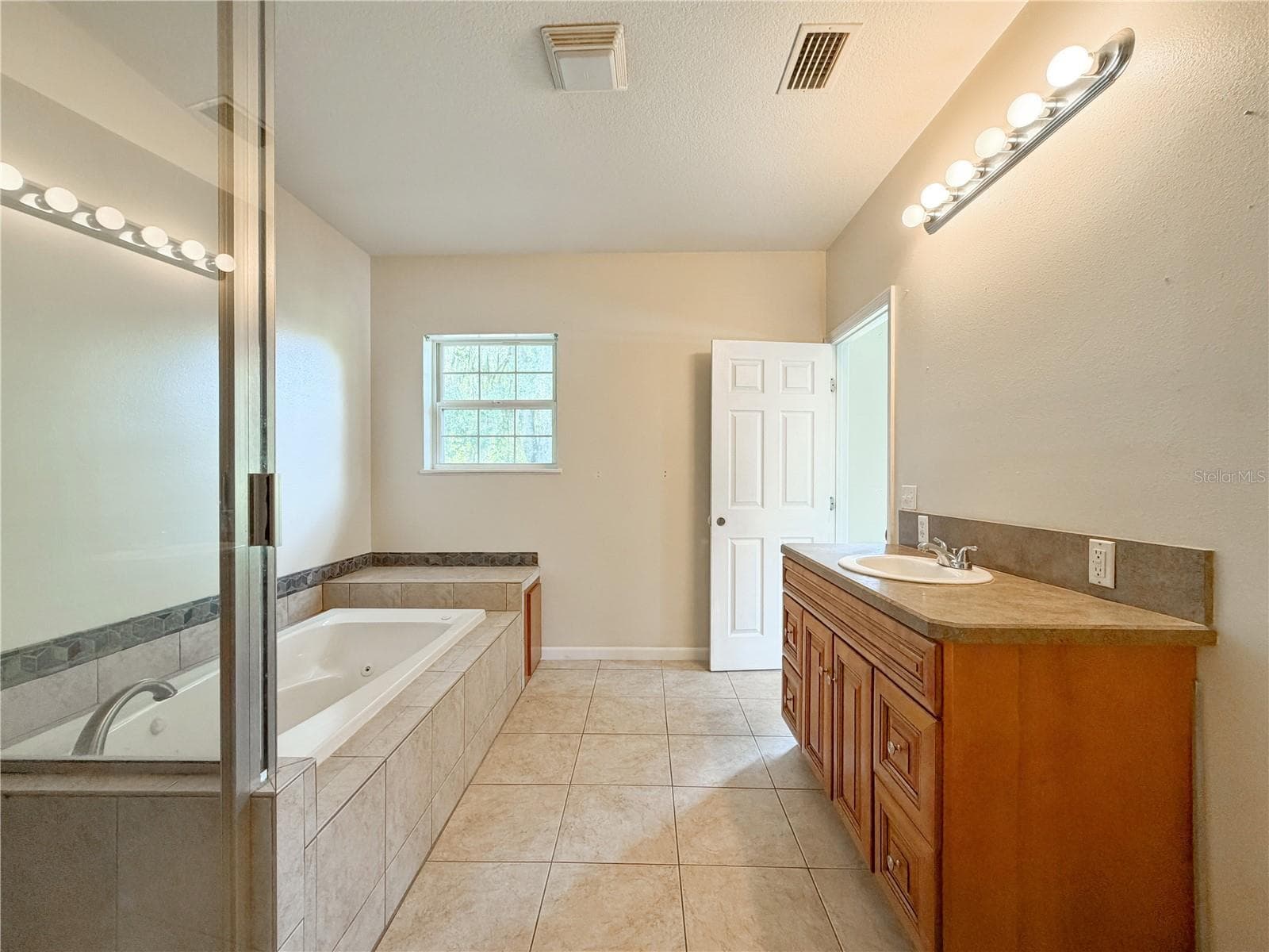 Primary Bath - 709 NW PALM DR, LAKE CITY