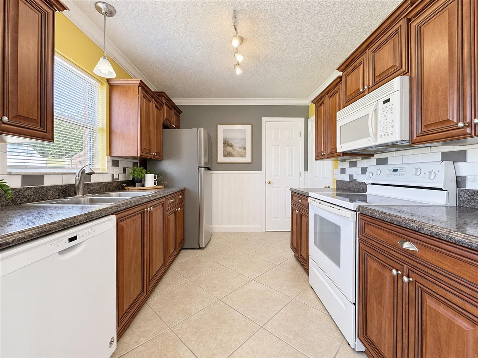 Upgraded kitchen cabinets and stainless steel refrigerator - 1318 BALBOA CT, THE VILLAGES
