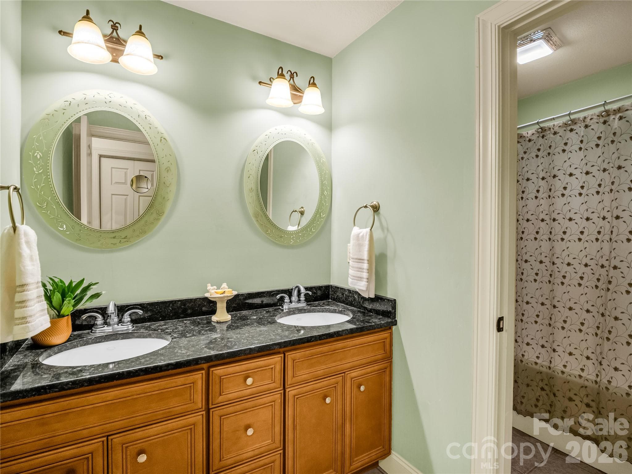 Main bathroom upper level - 61 Mountain Shadows Drive, Leicester