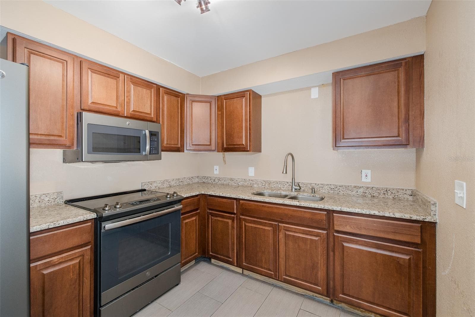 Kitchen - 4403 GANDY CIR, TAMPA