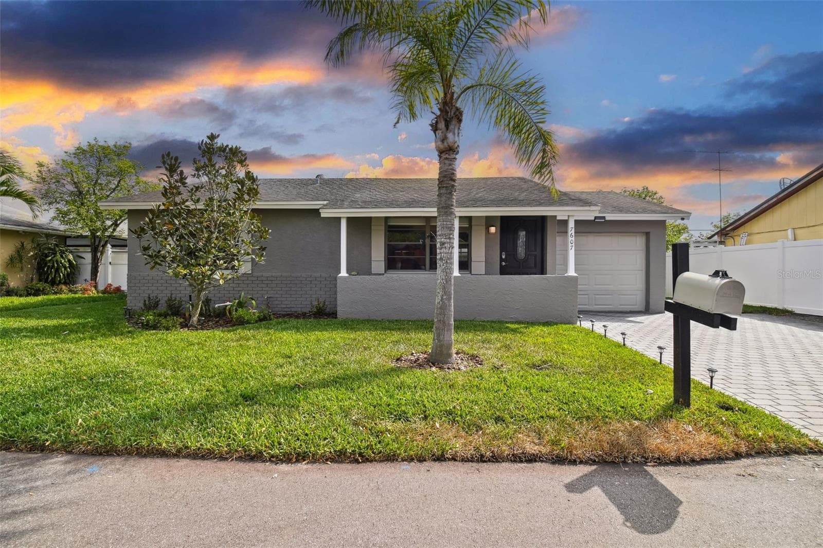 7607 WOODLAND OAKS CT