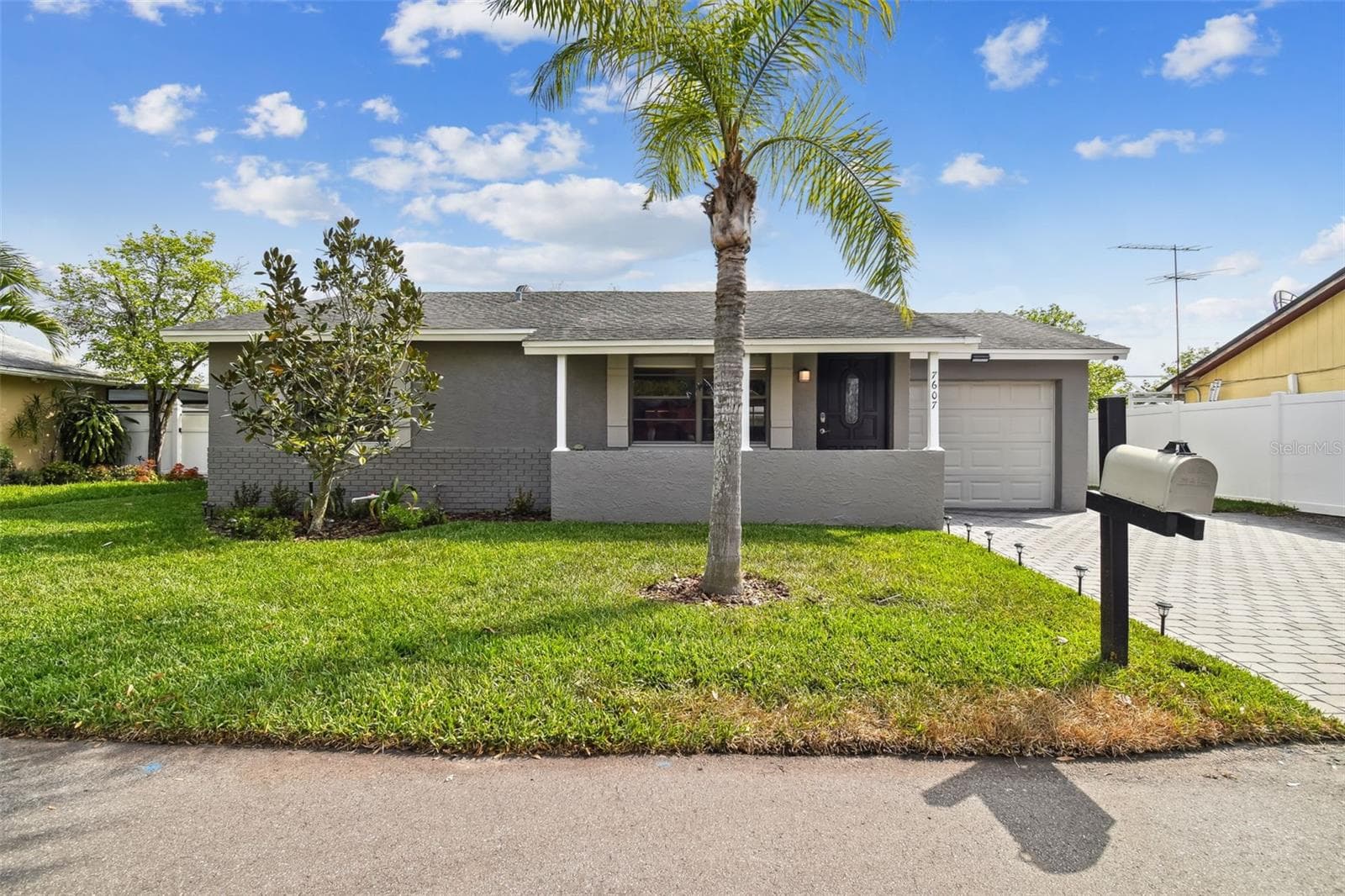 Single Family Residence at 7607 WOODLAND OAKS CT, TAMPA, photo 5 of 67