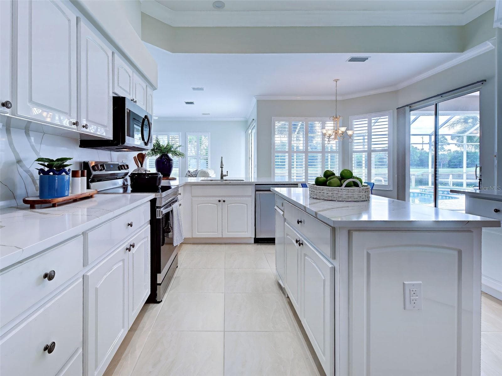 Gourmet, spacious kitchen flows to breakfast eating area and large family room. - 692 EGRET WALK LN, VENICE