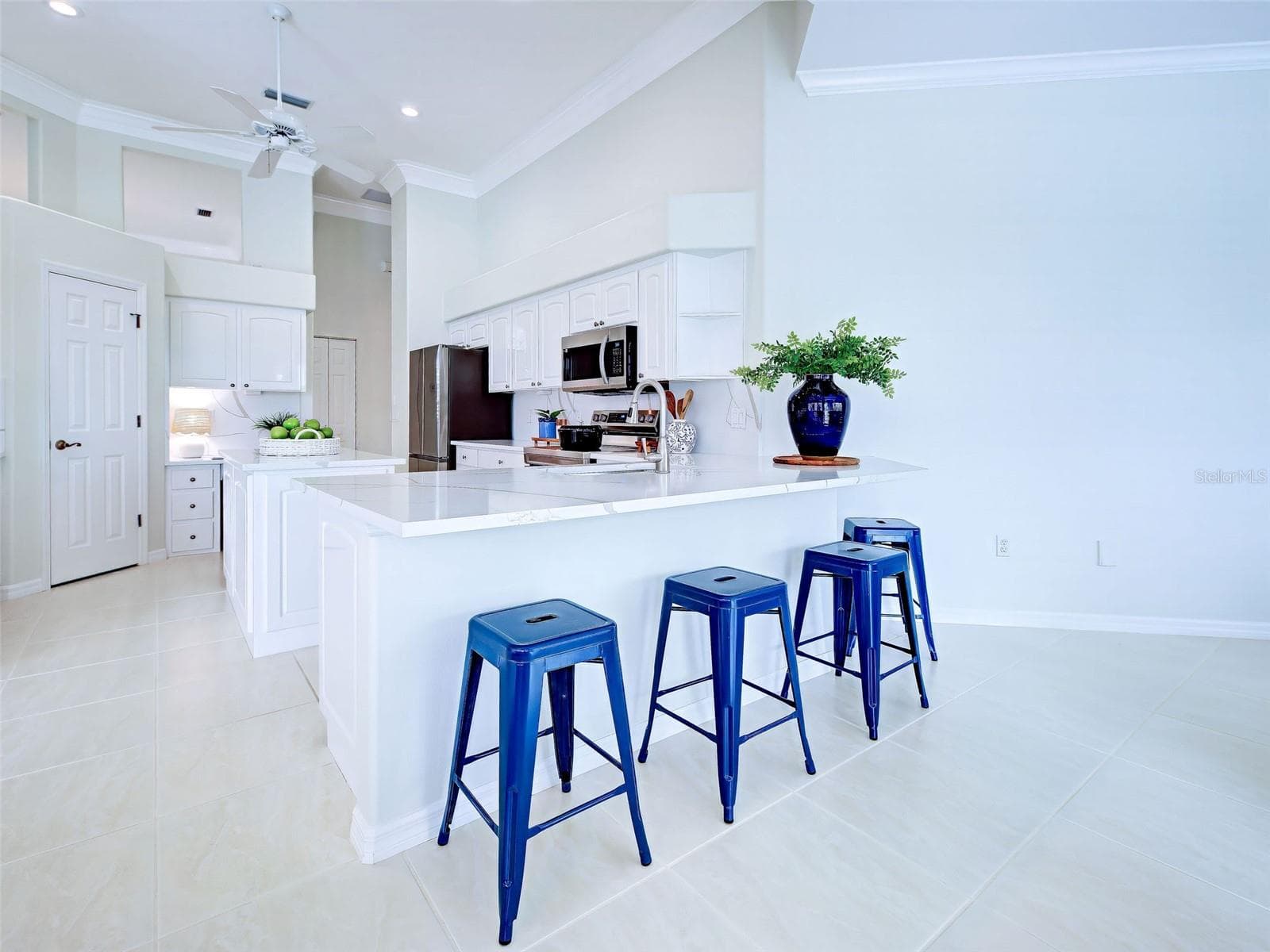 Keep the chef company at the large breakfast bar. - 692 EGRET WALK LN, VENICE