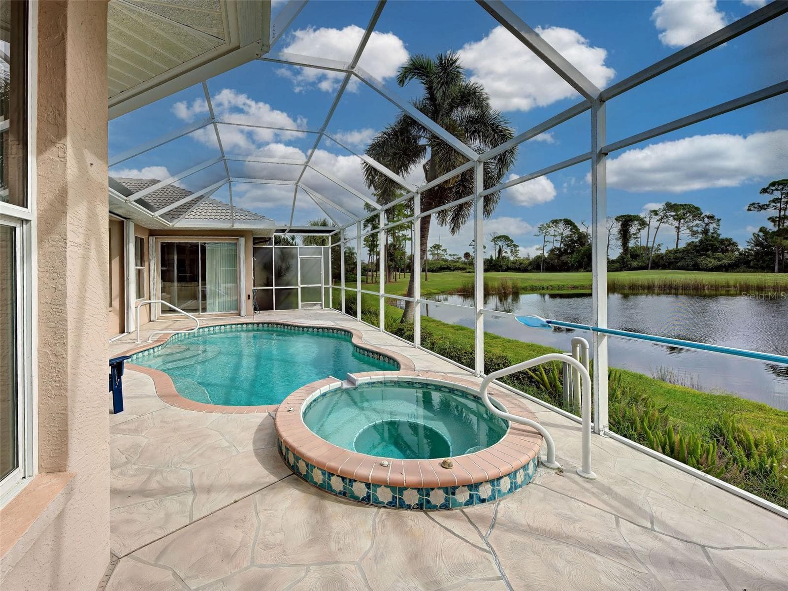 Or unwind after a day in paradise in your spa. - 692 EGRET WALK LN, VENICE