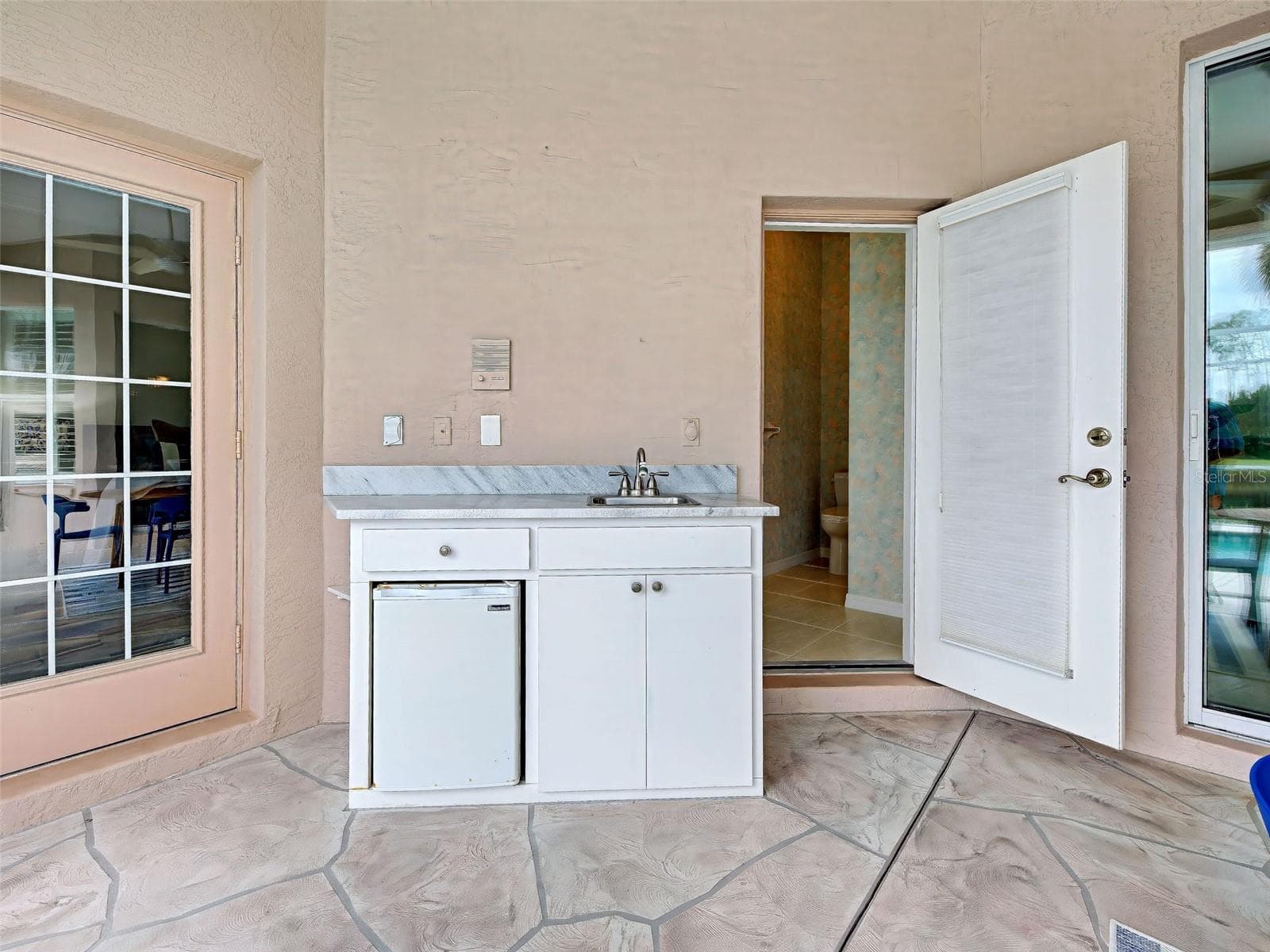 Wet bar and a 3rd full bathroom which is a pool bathroom, so very convenient. - 692 EGRET WALK LN, VENICE