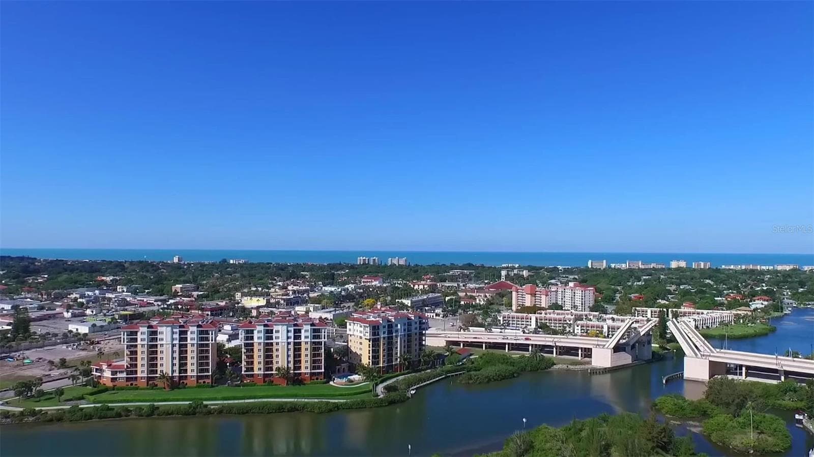 Nearby Venice Island with its beautiful beaches and many restaurants is a quick 10 minute drive. - 692 EGRET WALK LN, VENICE