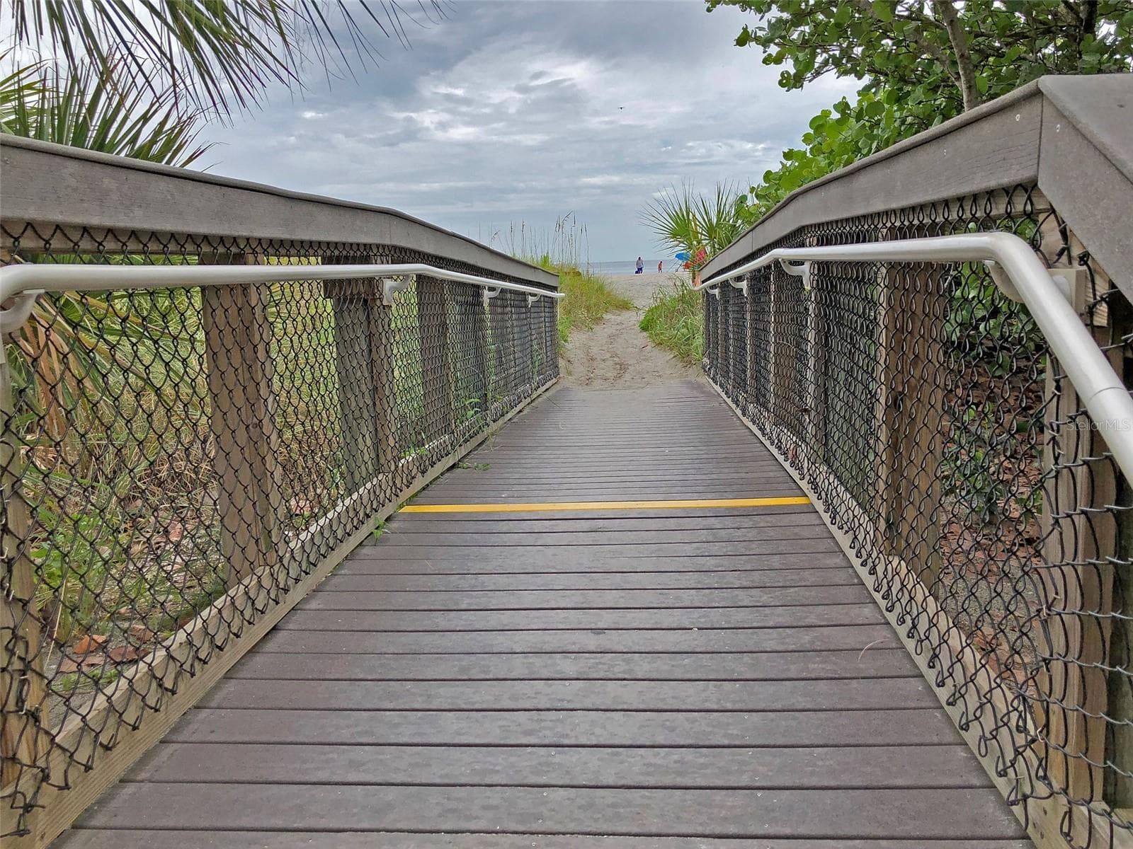 Start your day with morning yoga with your feet in the sand or stroll for miles looking for shark's teeth. - 692 EGRET WALK LN, VENICE