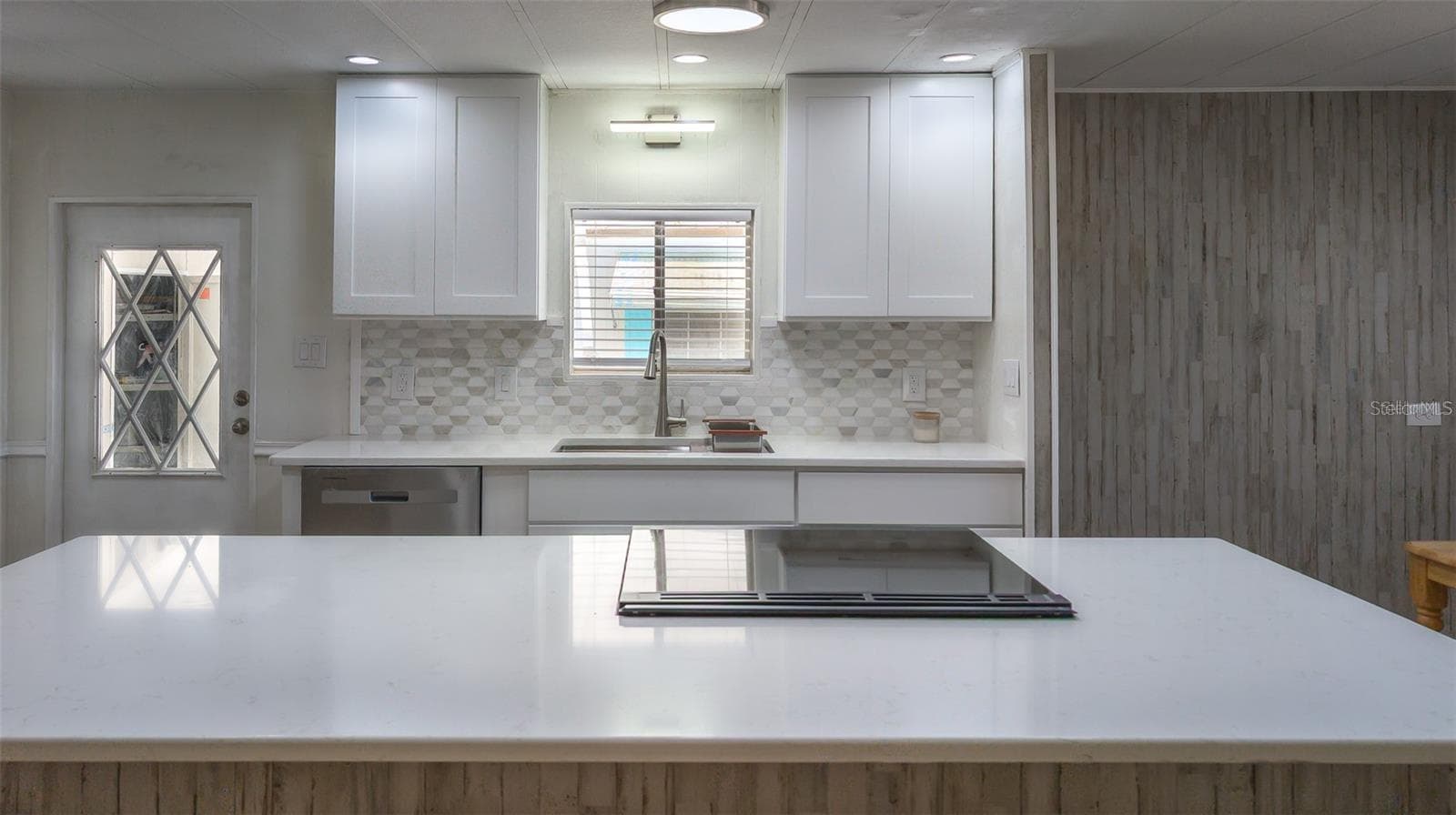 All new counters - 229 DIXIE, TARPON SPRINGS