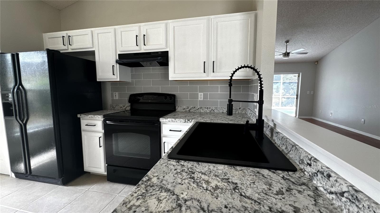 Kitchen With Breakfast Bar - 237 WALPOLE LOOP, DAVENPORT