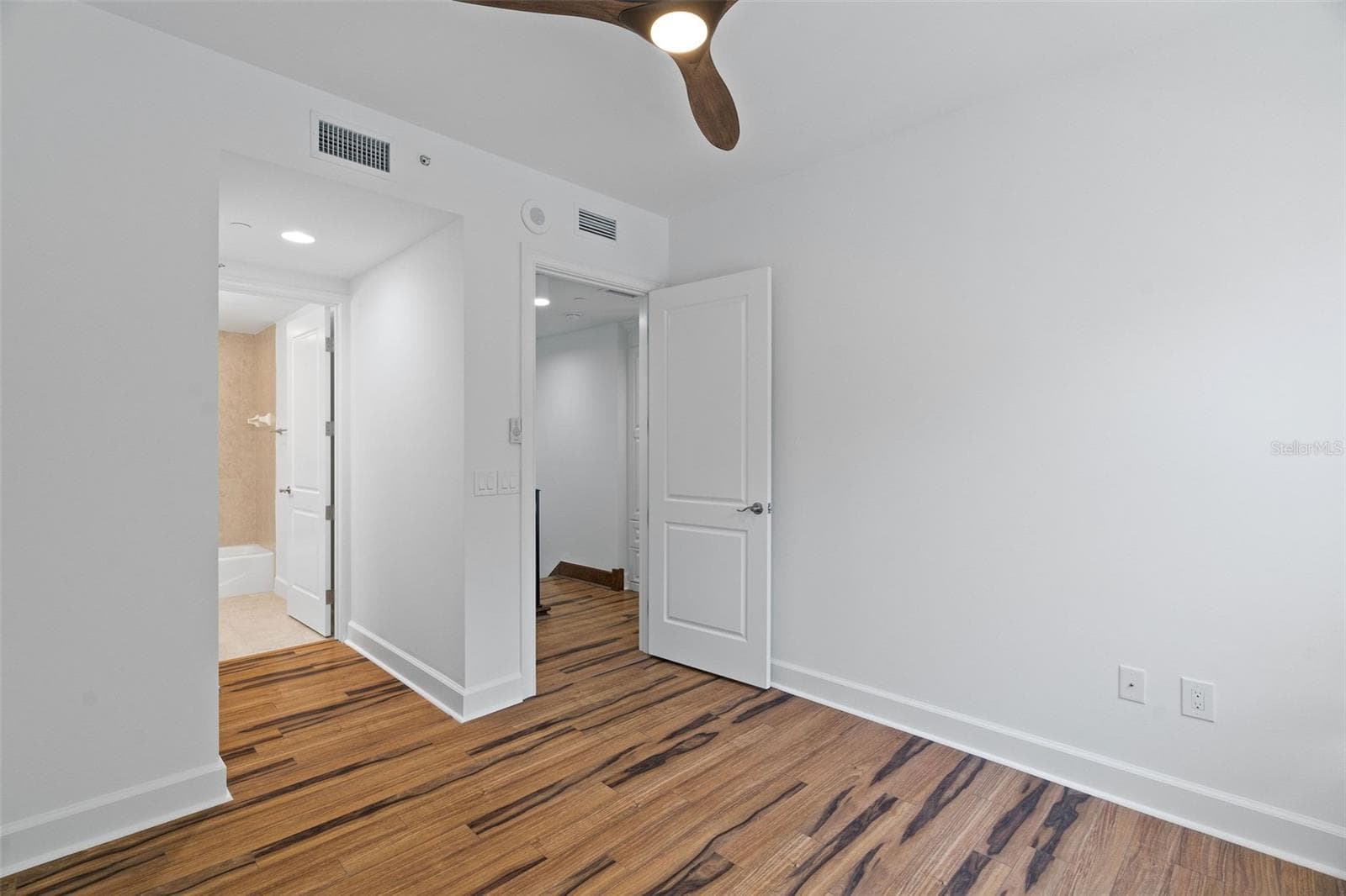 Townhouse at 300 BEACH DR NE #309, ST PETERSBURG, photo 21 of 41