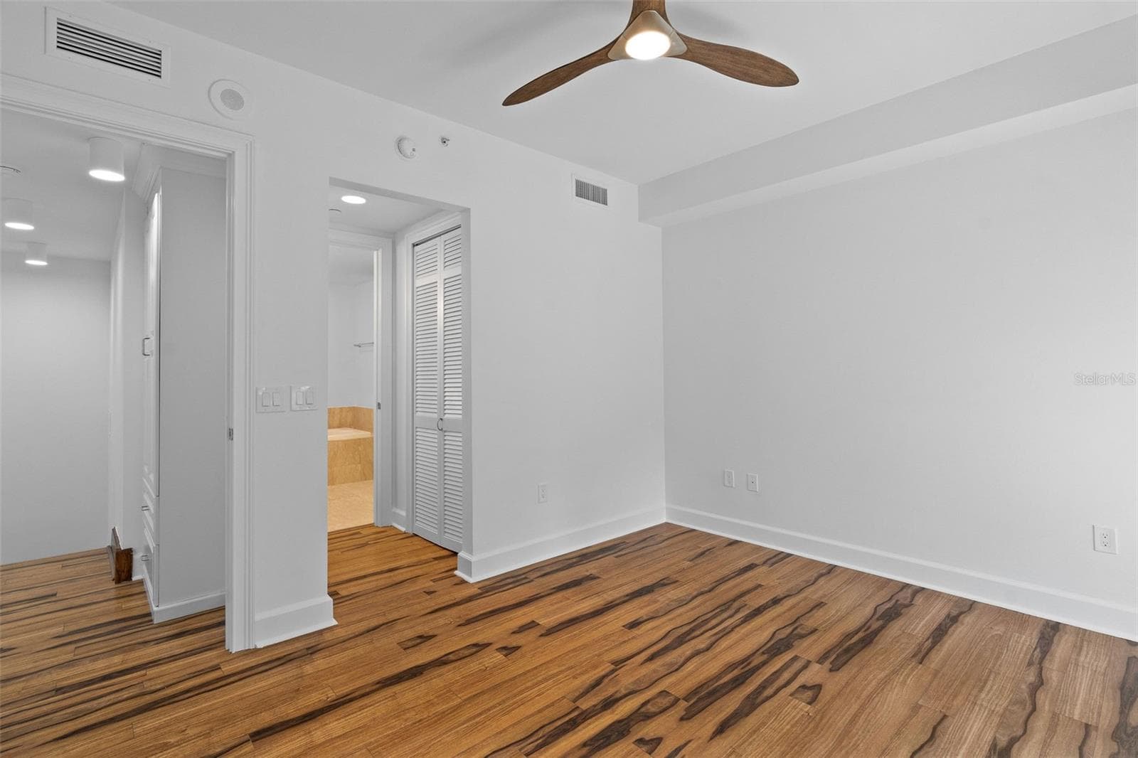Townhouse at 300 BEACH DR NE #309, ST PETERSBURG, photo 23 of 41