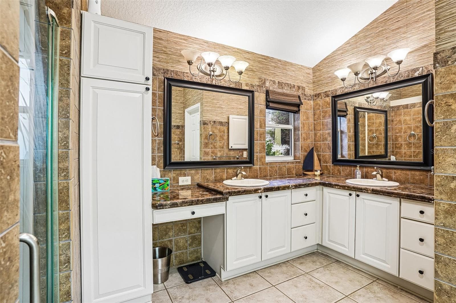 double vanity - 17115 SE 93RD TELLFIER TER, THE VILLAGES
