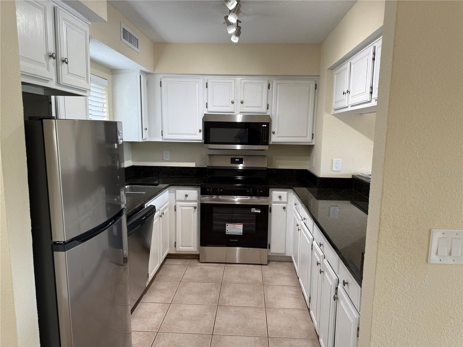kitchen - 5697 ASHTON LAKE DR #6, SARASOTA