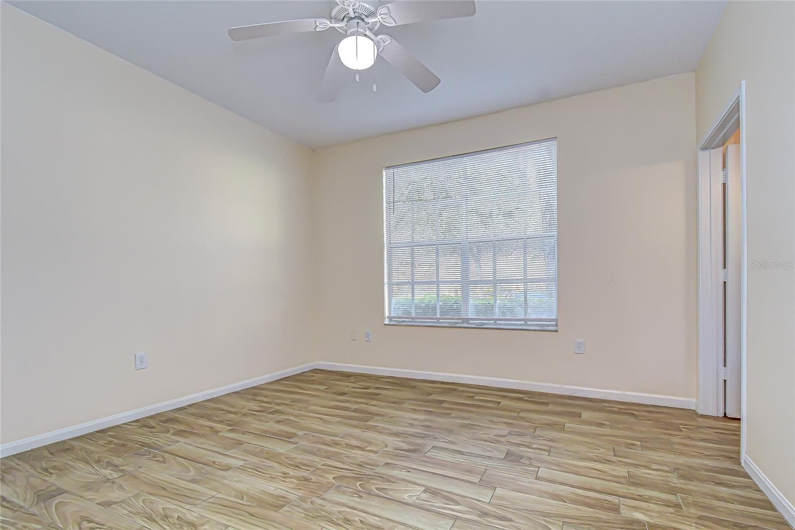 Comfortable secondary bedroom features its own private en-suite bathroom. - 5125 PALM SPRINGS BLVD #3104, TAMPA