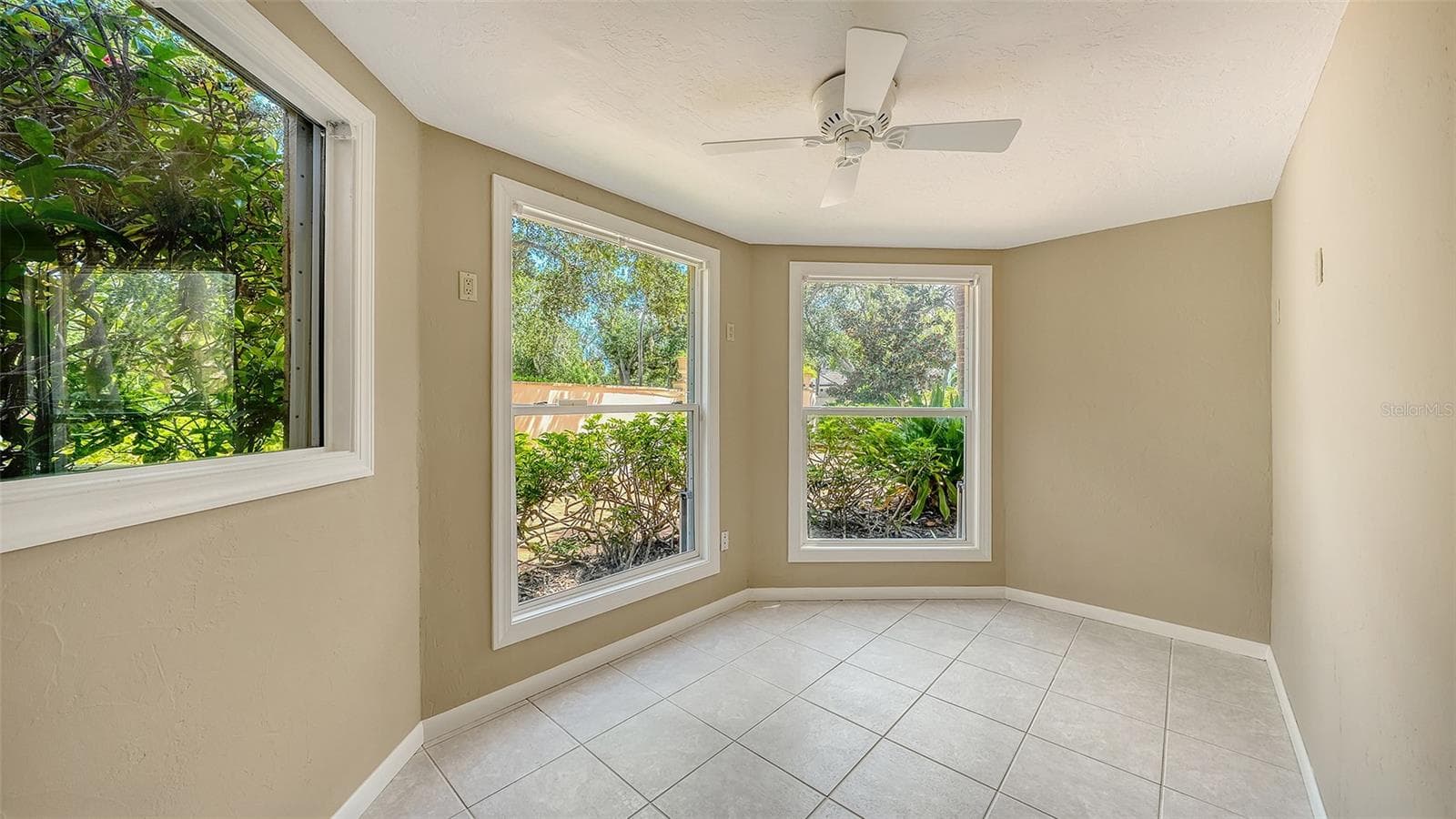 A light filled bonus area offers flexibility for an office, hobby room or additional storage. - 168 COASTAL HAMMOCK CT, OSPREY