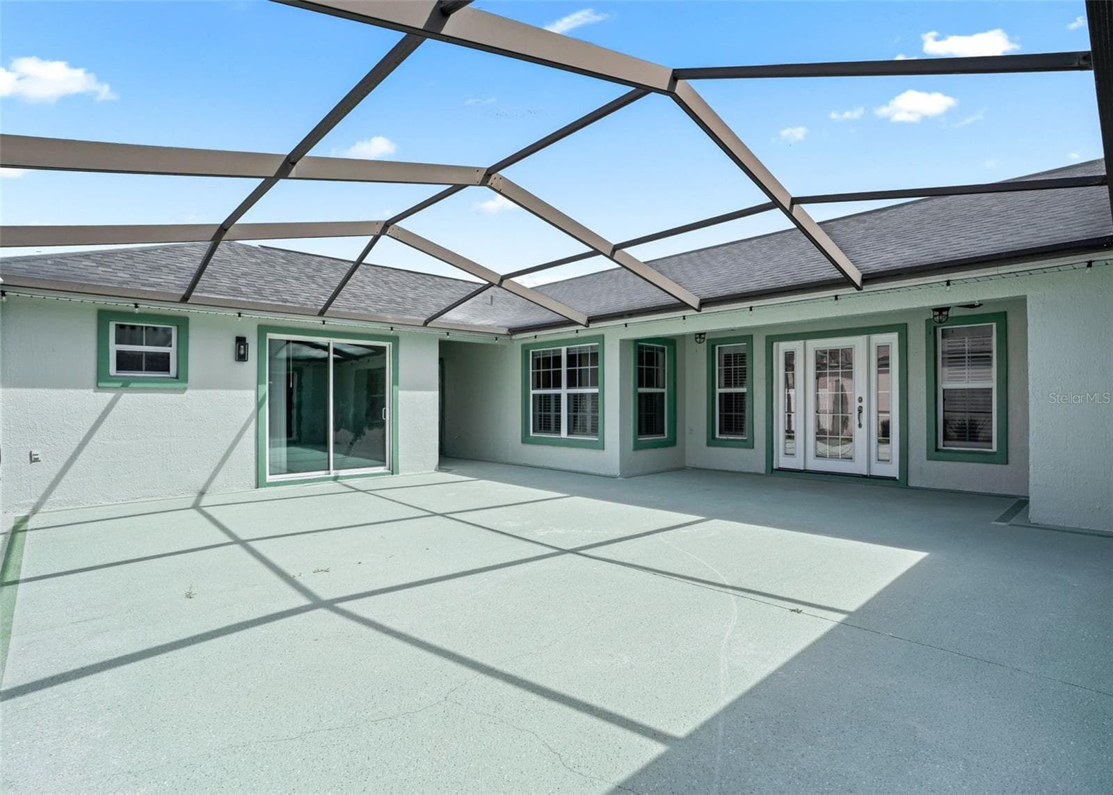 23x25 Birdcage Enclosed Courtyard - 17832 SE 115TH CT, SUMMERFIELD