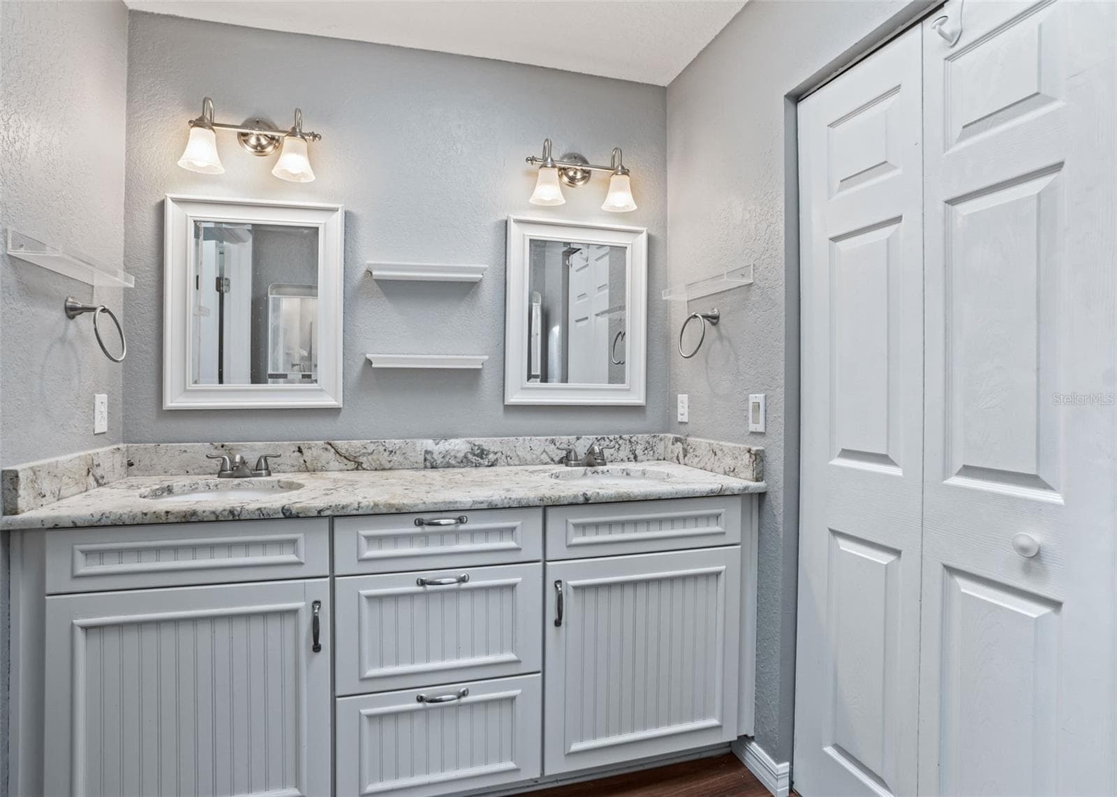 En suite w/2 sink vanity - 17832 SE 115TH CT, SUMMERFIELD