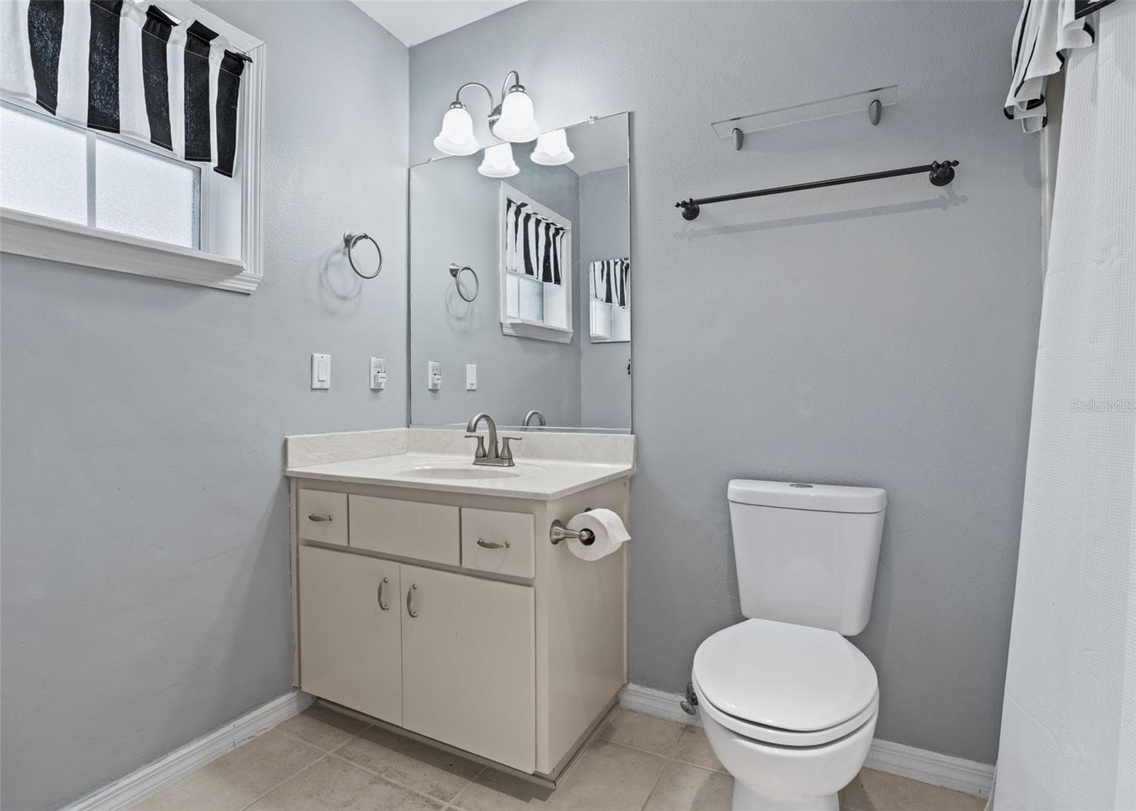 Nice Size Vanity - 17832 SE 115TH CT, SUMMERFIELD