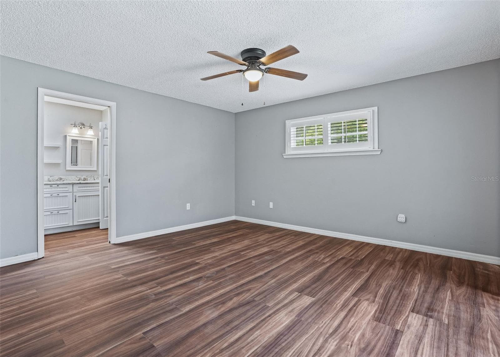 Primary Suite w/New Wide Plank LVP flooring - 17832 SE 115TH CT, SUMMERFIELD