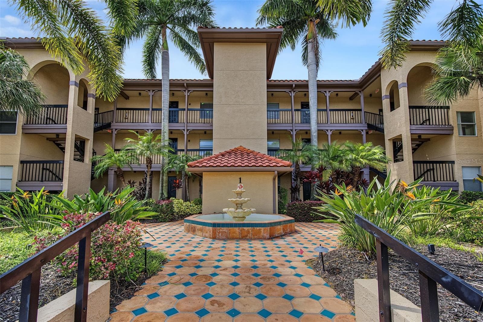 2400 FEATHER SOUND DR #123