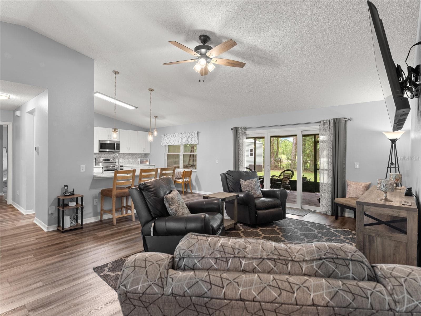 Spacious main living area - 206 LONDON DR, PALM COAST