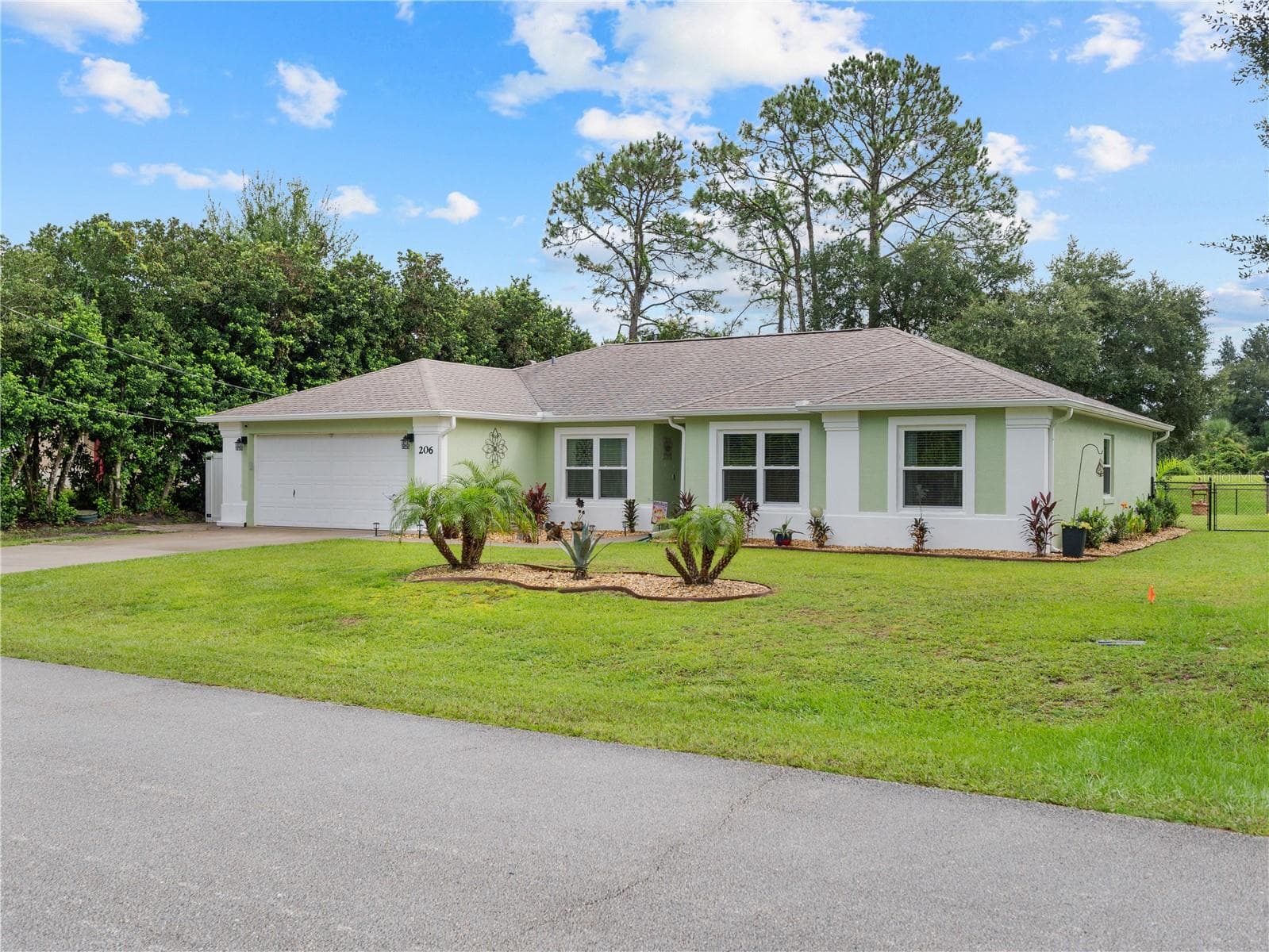 Beautifully maintained 4 Bedroom home in Matanzas Woods - 206 LONDON DR, PALM COAST
