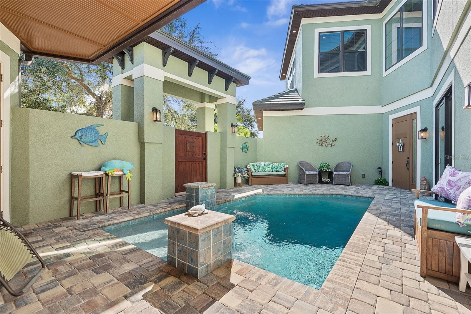 4 OAKVIEW CT