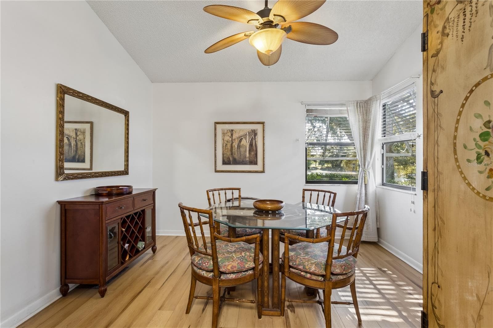 Separate dining area that looks out over the pond - 803 DUNDEE CIR #803, LEESBURG