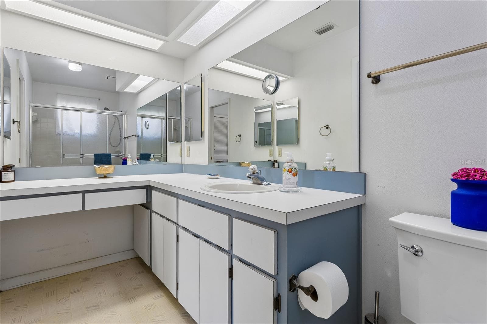 En suite bath off the primary bedroom - 803 DUNDEE CIR #803, LEESBURG