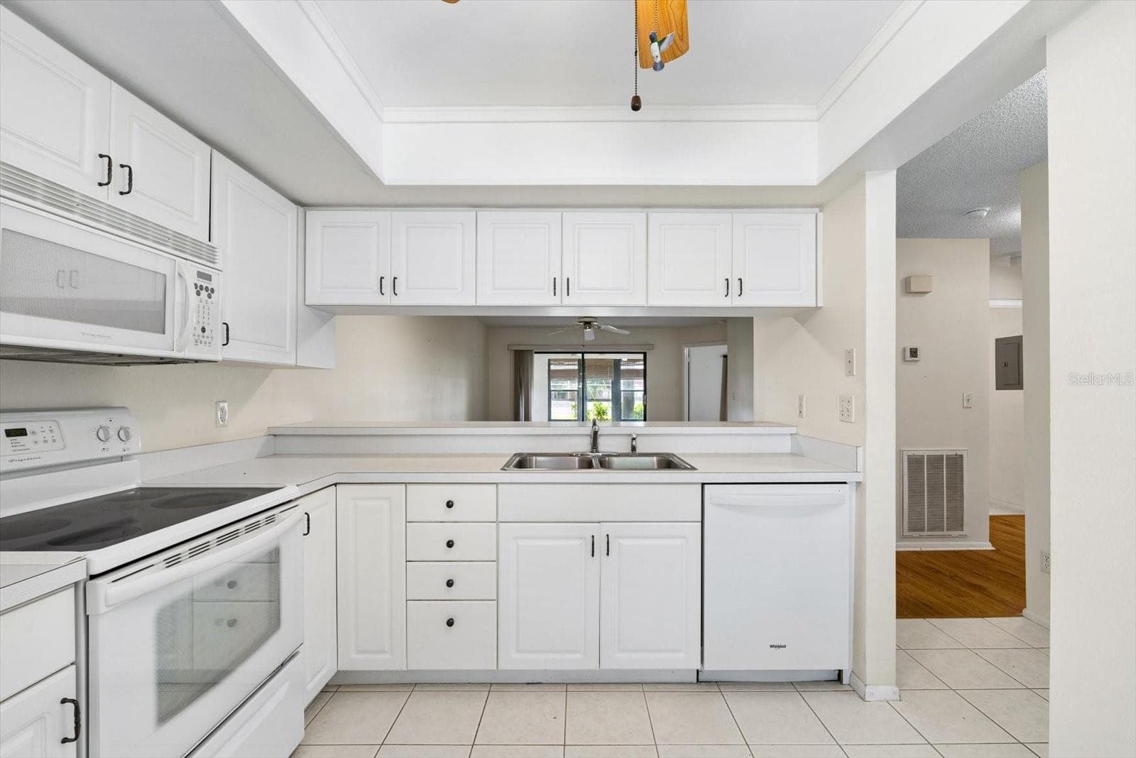 Fully Equipped Kitchen - 821 3RD AVE SW #15/7, LARGO