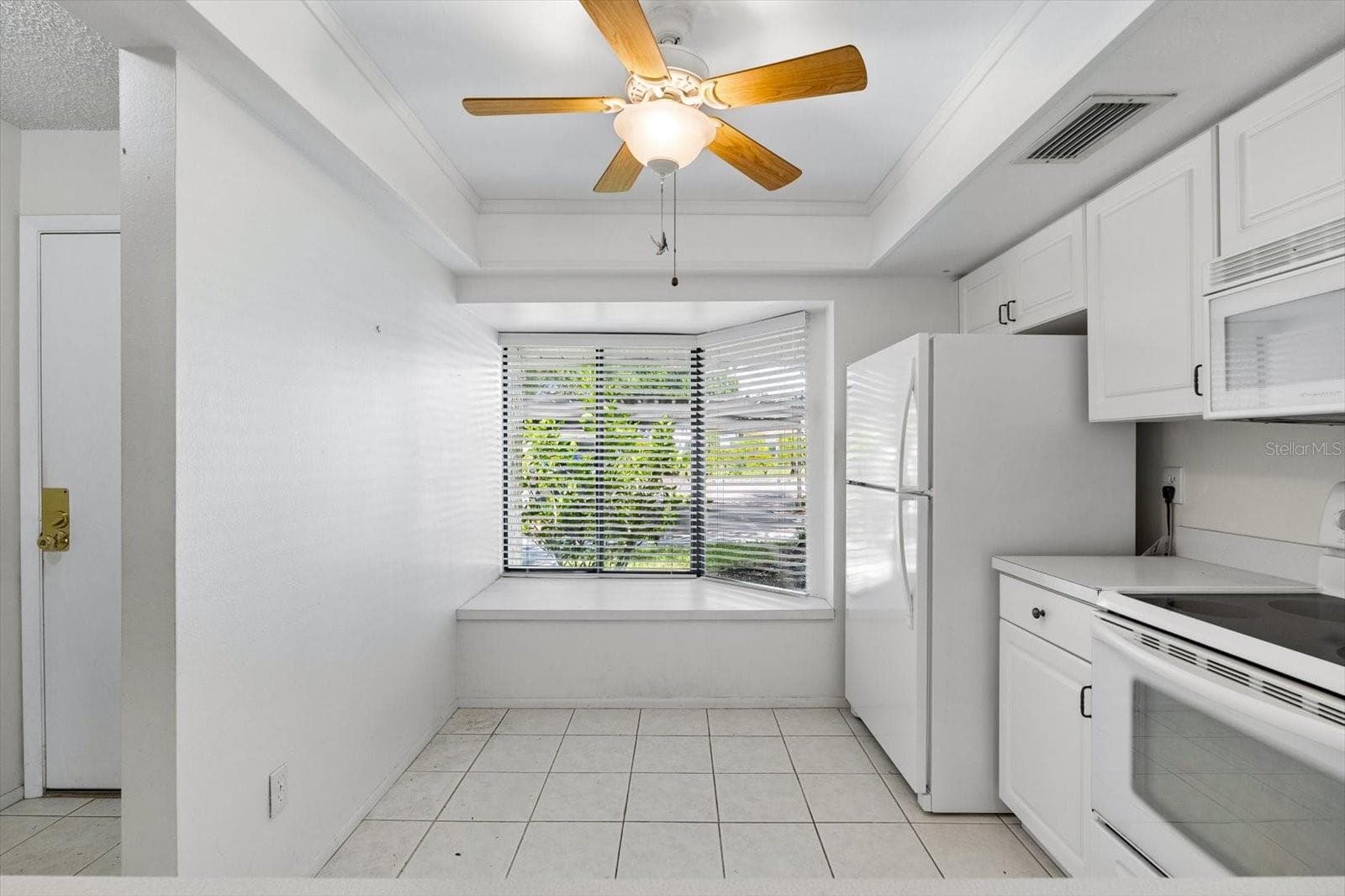 Eat-in Kitchen with Bay Window - 821 3RD AVE SW #15/7, LARGO