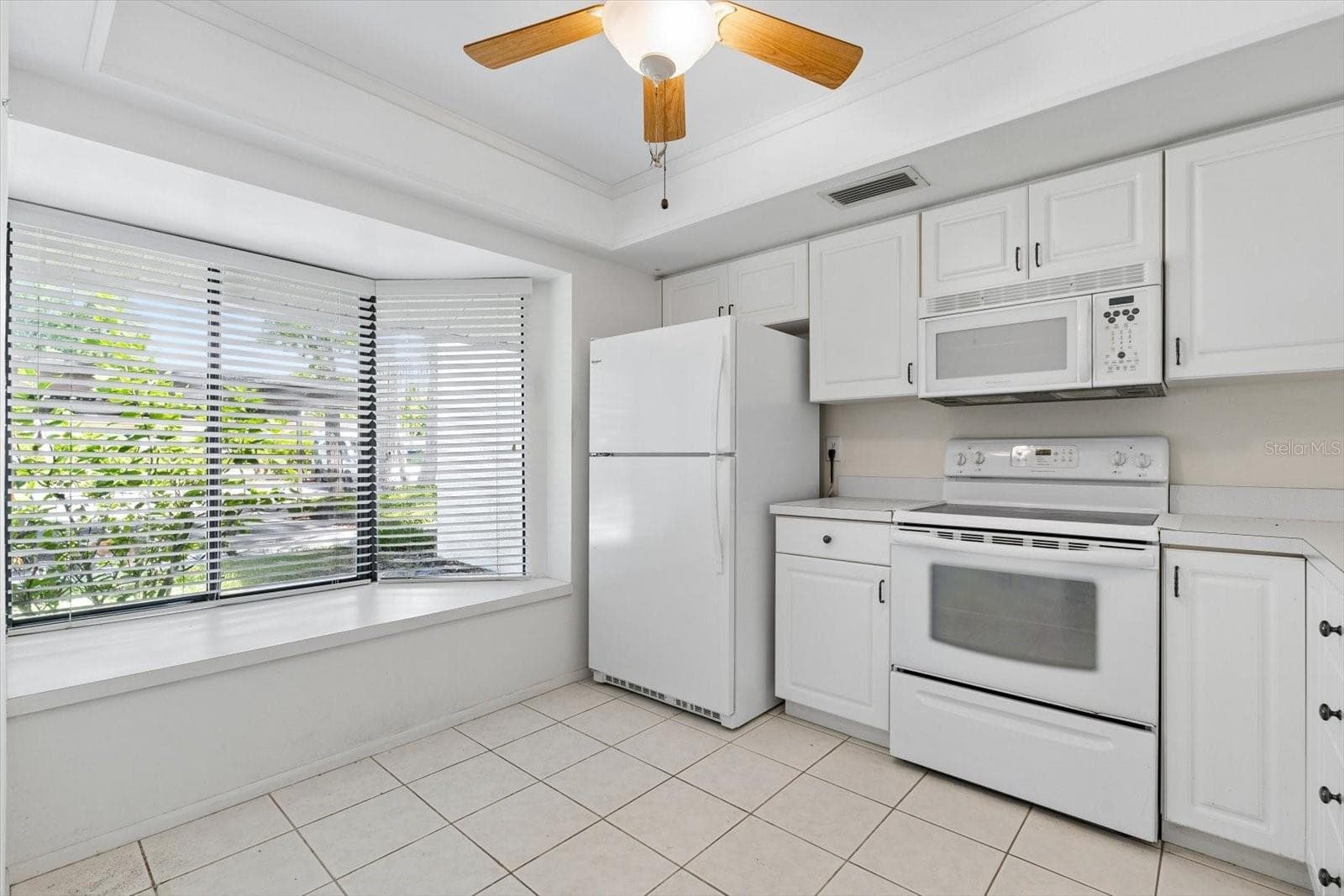 Bright and Sunny Kitchen - 821 3RD AVE SW #15/7, LARGO