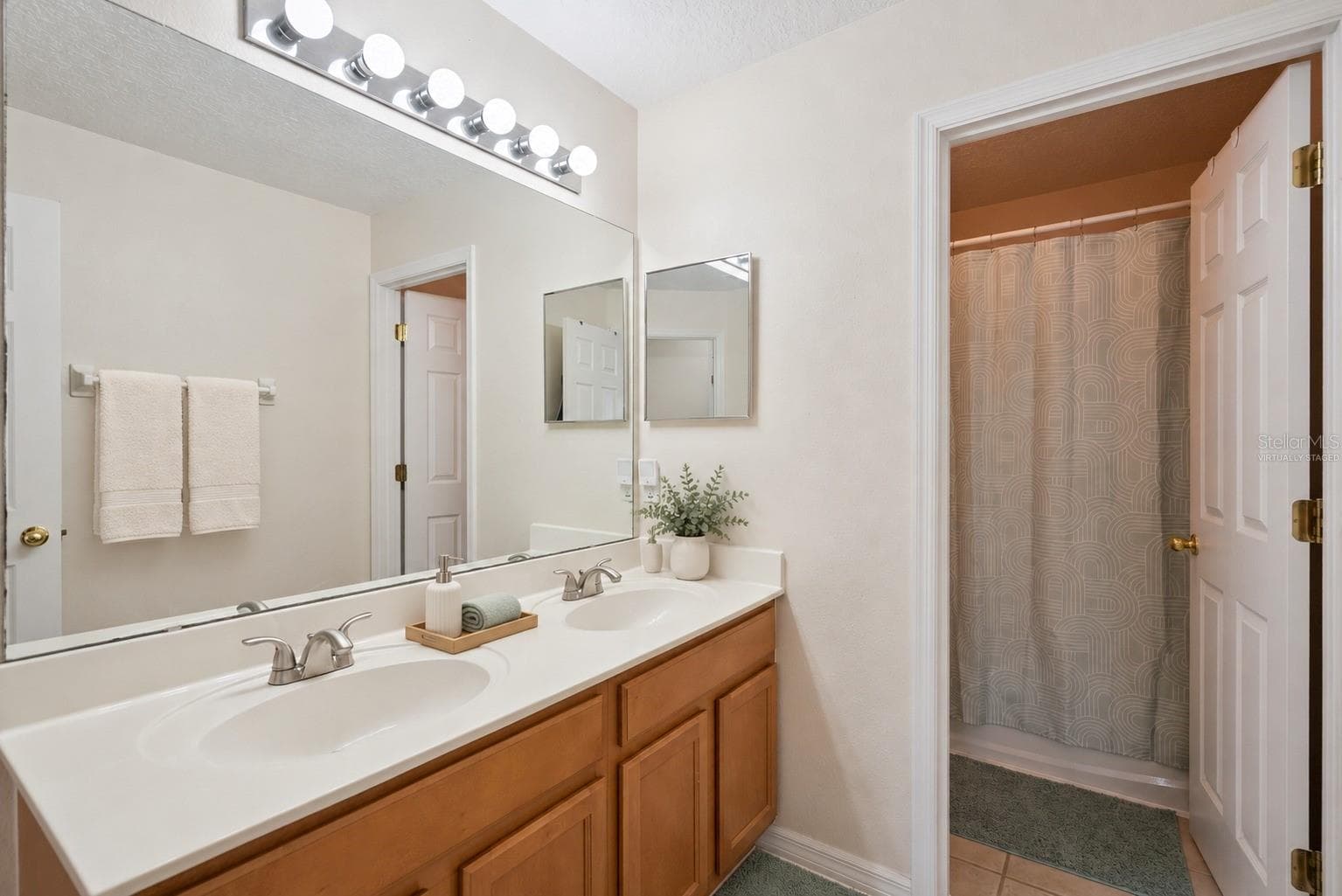 bathroom 2 - virtually staged - 2589 CORBYTON CT, ORLANDO