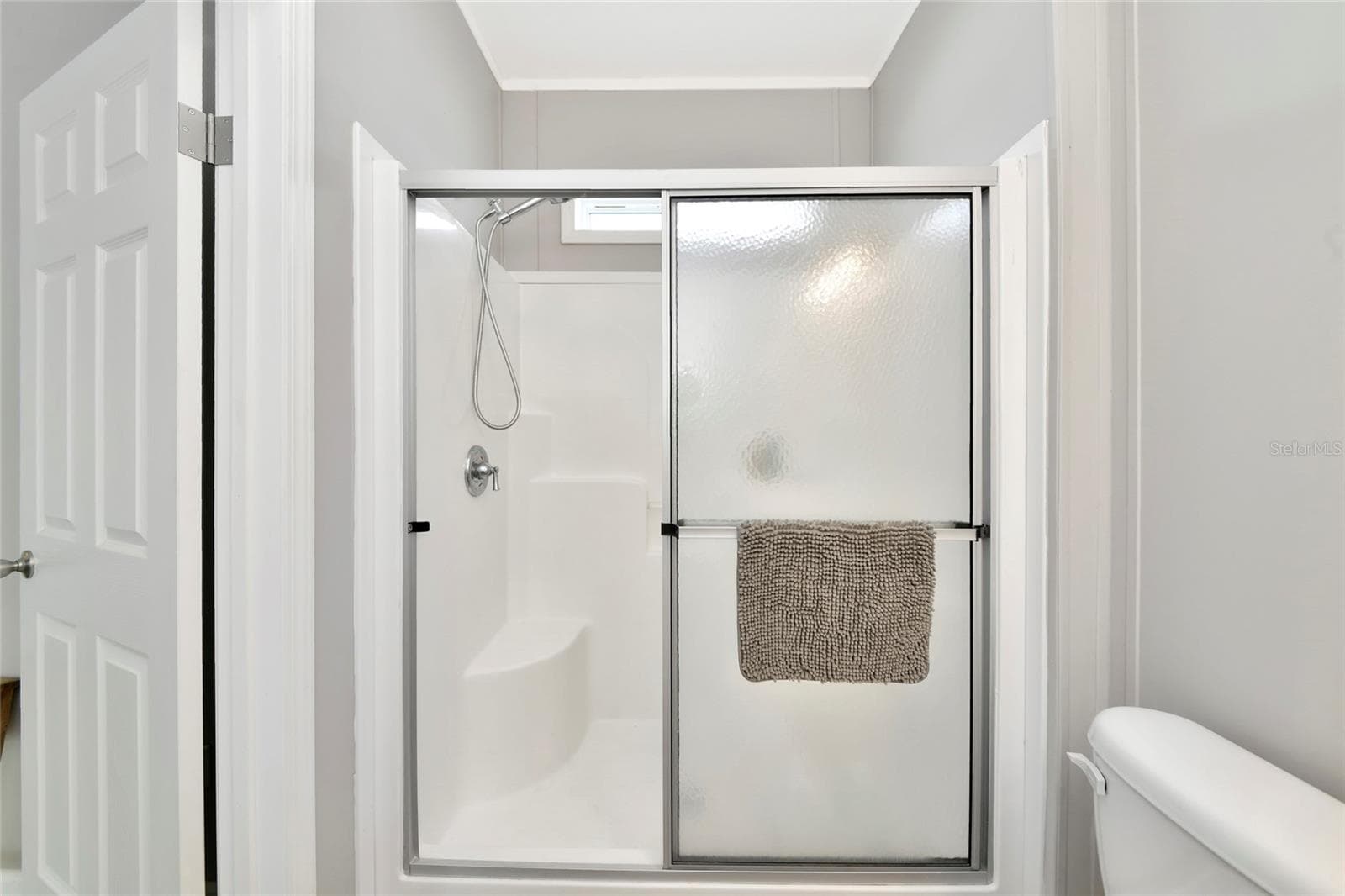Walk-in shower - 6843 HIKINA DR, NORTH PORT